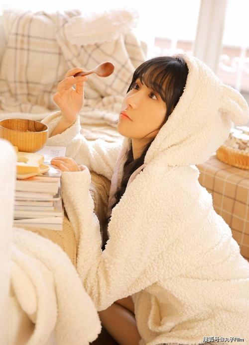 性感美女时尚写真:齐刘海萌妹子俏皮可爱,清纯甜美
