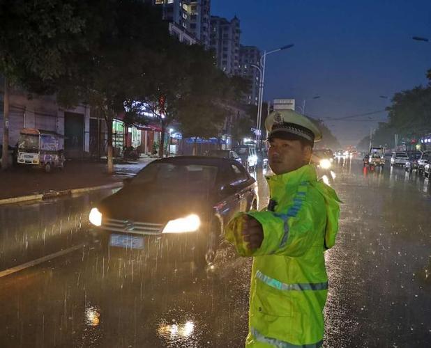 雨中浇警磁县交警雨中执勤演绎别样风采