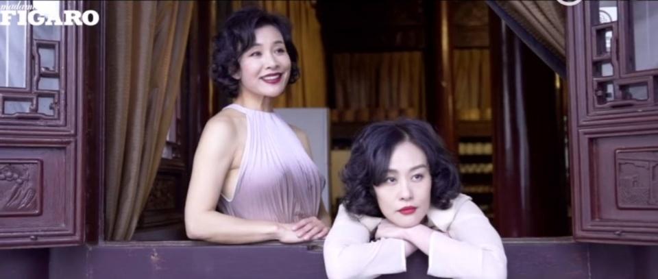 陈冲邬君梅齐登封面,"婉容文绣"烫同款卷发穿西装,美得像姐妹