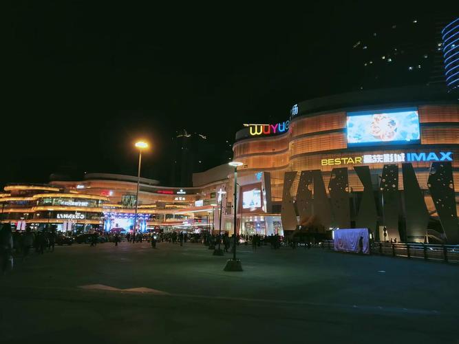 青岛市黄岛区风和日丽小区,小区门外有新城吾悦广场和永旺两个大型