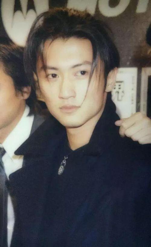 台媒称谢霆锋弃外籍为保生意身家近10亿每年给张柏芝8千万