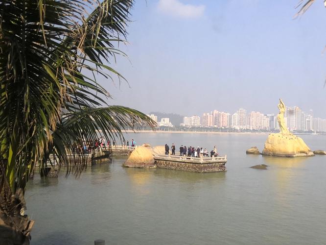 珠海市以香洲区为主,香洲区就有200多万人口,香洲区市政府的所在地