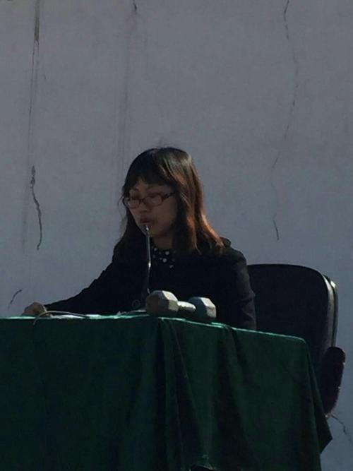 教师代表齐志明老师发言:我们愿做涓涓细流,滋润同学们的心田;我们愿