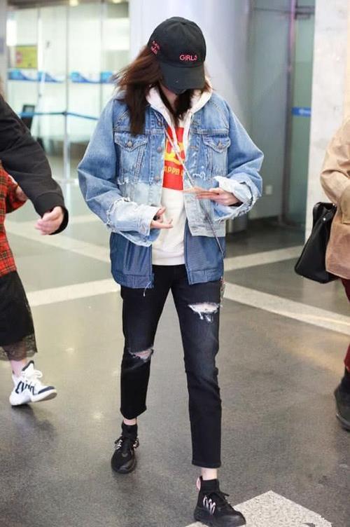 关晓彤太浪费自己长相,牛仔衣搭配完全没逻辑,不太像个偶像!