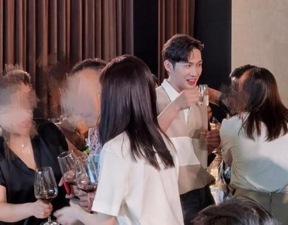 《司藤》庆功宴宛如婚礼现场,张彬彬景甜分开坐,cp解绑成定局?