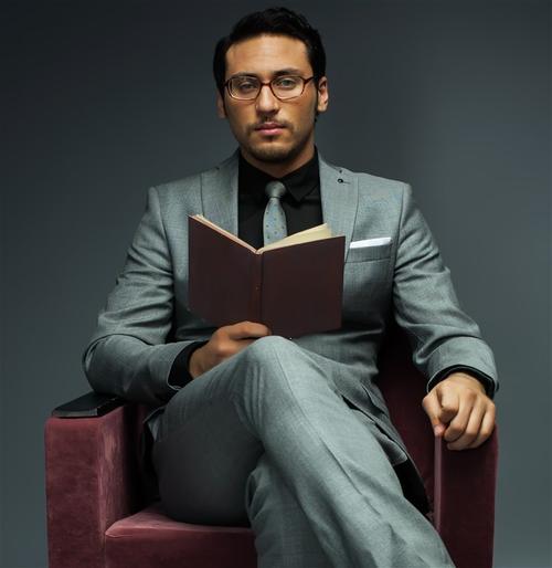 本来院长以为自己回家后坐沙发会是这样的,对啊,可能还碰着一本书呢.