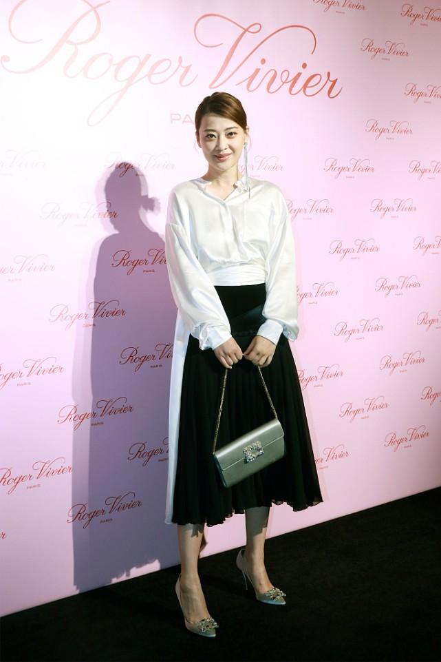 梅婷刘海还挺显嫩,学小姑娘穿海军服,更是没有违和感