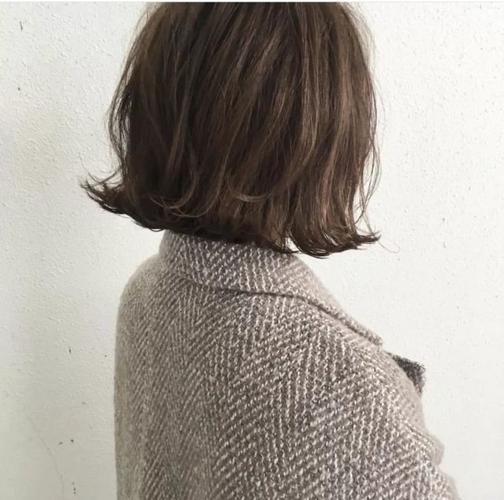 八月齐肩外翻发型