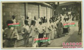 民国1919年五四爱国运动上海女子学校学生游行,抗议国民政府在巴黎和