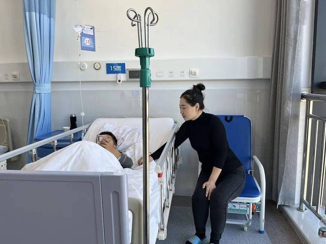 "以前医院没有陪护床,陪护家属只能打地铺,现在医院免费提供陪护床