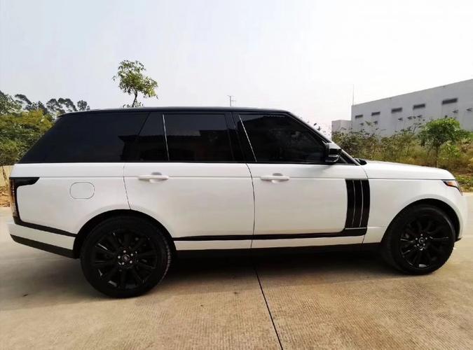 2015年 路虎揽胜行政黑耀版 5.0t 白色米内