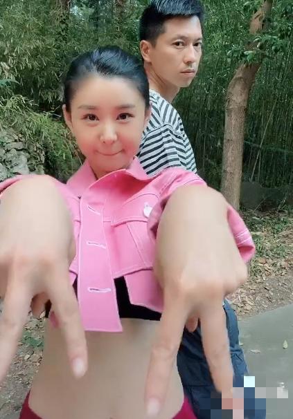 35岁李小萌晒近况,身材纤细状态像学生妹,脸尖不似以前圆嘟嘟