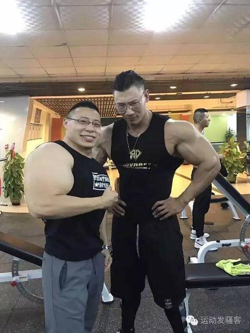 中国第一健美巨兽鹿晨辉与健身爱好者的合影,本次比赛不仅仅是赛事的