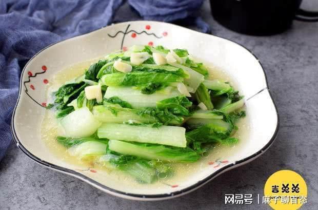 3,毛白菜煸炒至出水之后,放