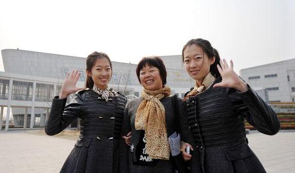 "19日中午,等待考试的来自山东青岛的双胞胎姐妹薛华,薛伟和妈妈一起