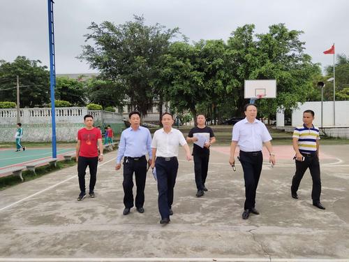 林头镇党委书记,镇长张剑斌,林头镇人大主席陈巧文等领导到大衙中学