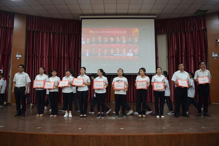 垣曲初中庆祝第35个教师节表彰大会剪影