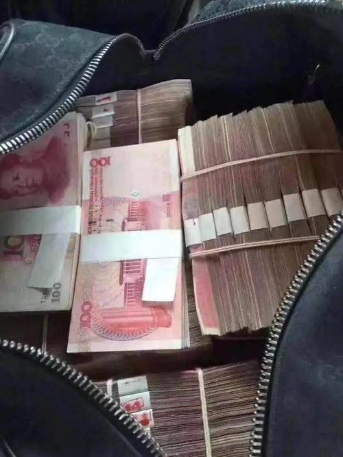 有房有车,经常晒出自己拥有大量人民币现金,以及多辆豪车炫富