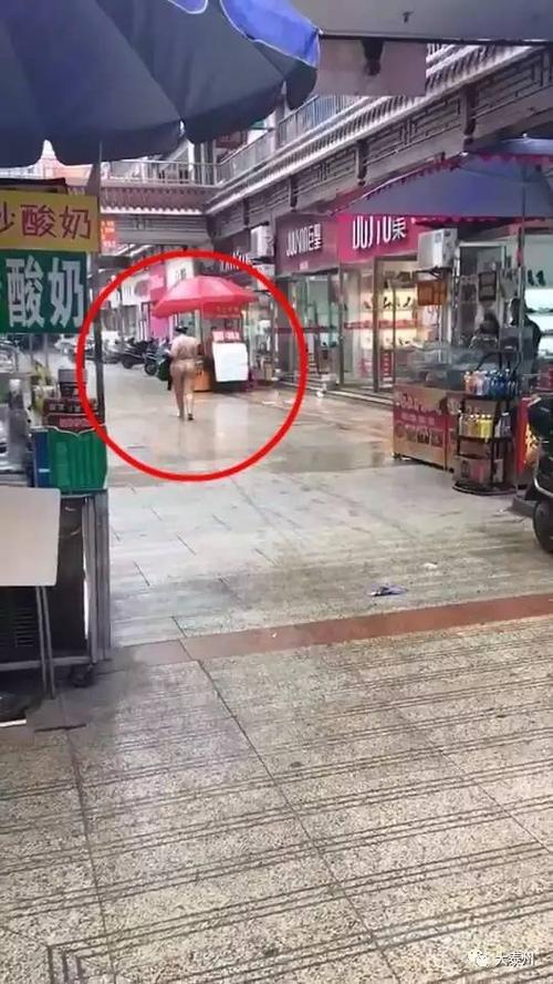 视频:辣眼睛,女子持刀脱光衣服裸奔!身材一流