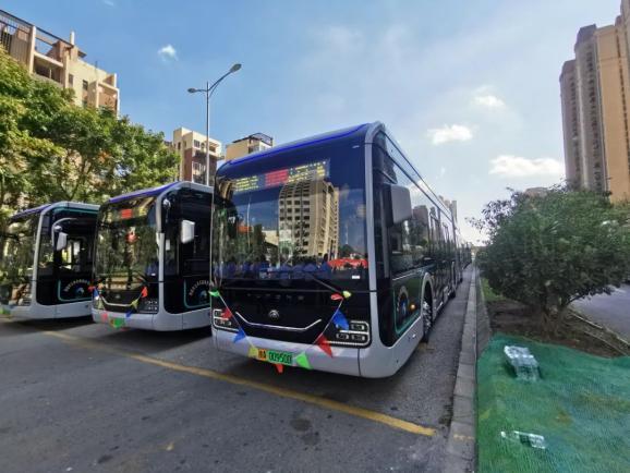 这趟公交车来头不小,是宇通新能源铰接车,被称为"黑金刚".