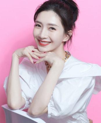 35岁江疏影晒健身美照纯素颜出镜颜值抗打穿健身背心曲线傲人