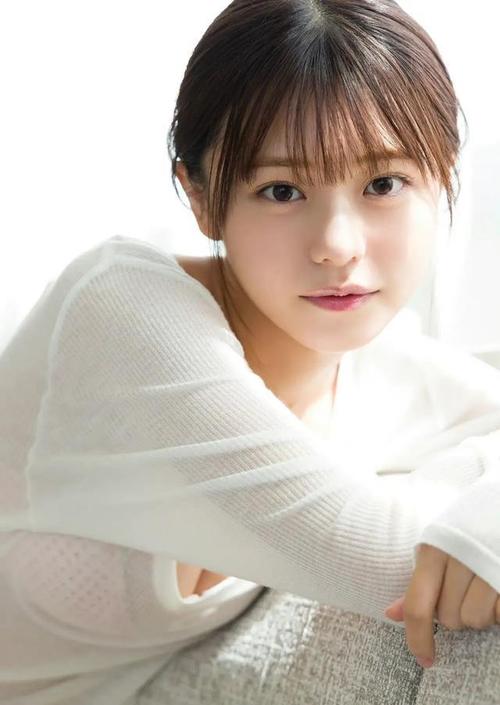 日本女演员浅仓唯凭借姣好身材和超高颜值圈粉无数