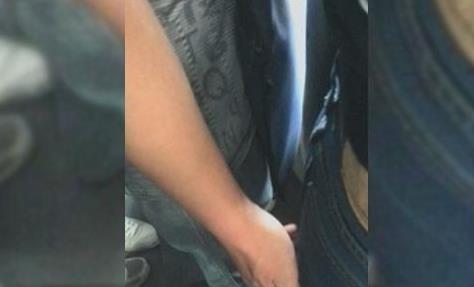 男子地铁上忍不住将美女逼到角落逞兽欲抠摸隐私部位半小时