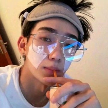 干净帅气的男头最新版阳光的男生头像