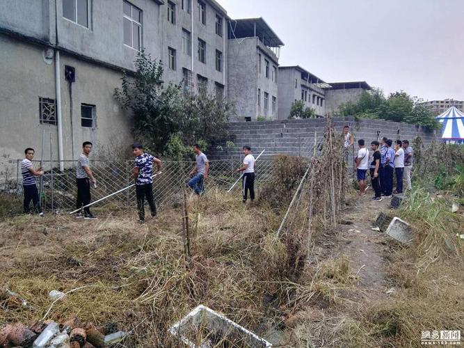 崇阳警方经过约50分钟的紧急处置,在驯兽师的配合下,将位于天城镇龙背