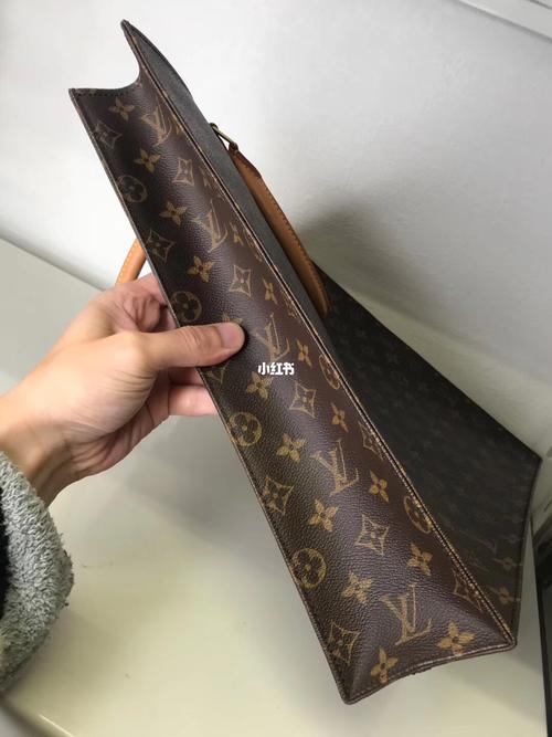 lv老花琴谱包 尺寸36*38*9 这只的成色超级新的,几乎是近新,这只也是