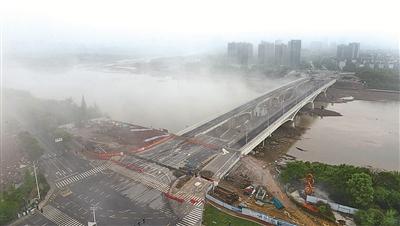 爆破拆除后的西安门大桥.记者 王飞 摄