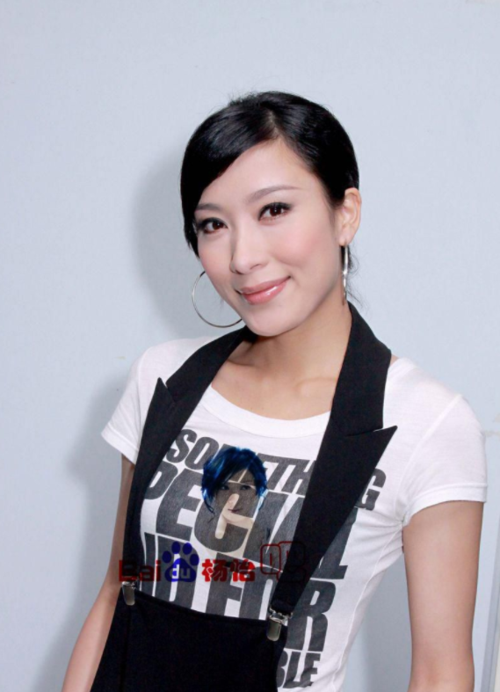 演员杨怡明星杂志植入_杨怡综艺植入_杨怡翻包翻箱-花