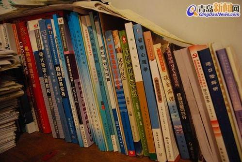 老徐的书桌上摆满了书,都是他平时没事要看的.老徐觉得自己懂