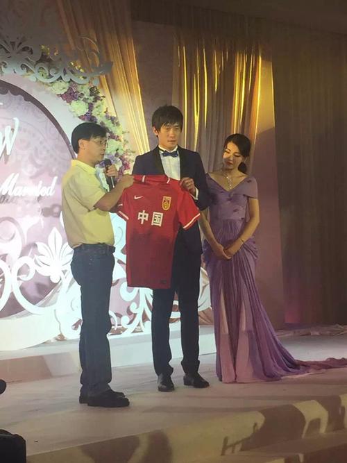 申花旧将杜威大婚拥吻娇妻 于涛姚力君道贺(组图)