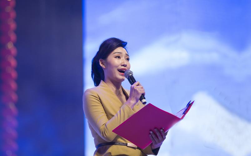 菏泽广电主持人播音员齐上阵 春晚现场表演精彩朗诵