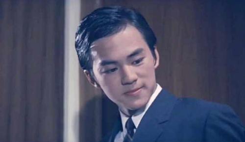 1969年,导演张彻为电影《死角》选拔男主角,十几个人中张彻选择了狄龙