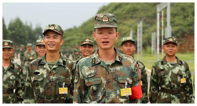 微笑是在新兵营中最常见的表情,这表明了一个年轻人的决心和中国军营
