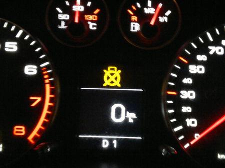 奥迪a3进口的车子仪表盘显示一个圆形上面一个小的方形再一个大叉的