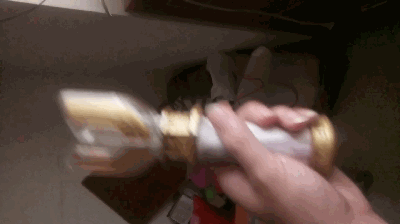 本物神光棒双翼太松,稍微一晃就能弹开,有什么解决办法吗?