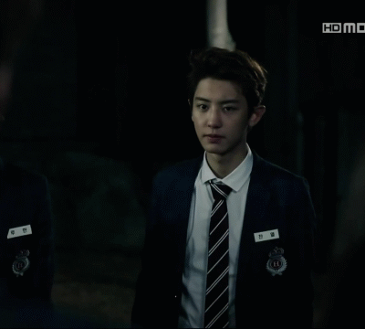 朴灿烈是一个穿西装高富帅,演技棒,卖萌犯二不拘小节