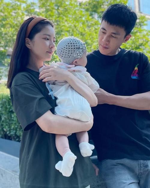 好刚杜淳老婆晒一家三口亲密日常被网友质疑作秀王灿霸气回击