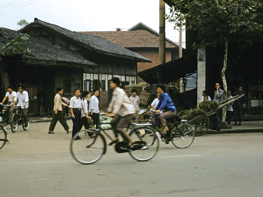老照片:德国游客成都所见,都市生活1980年