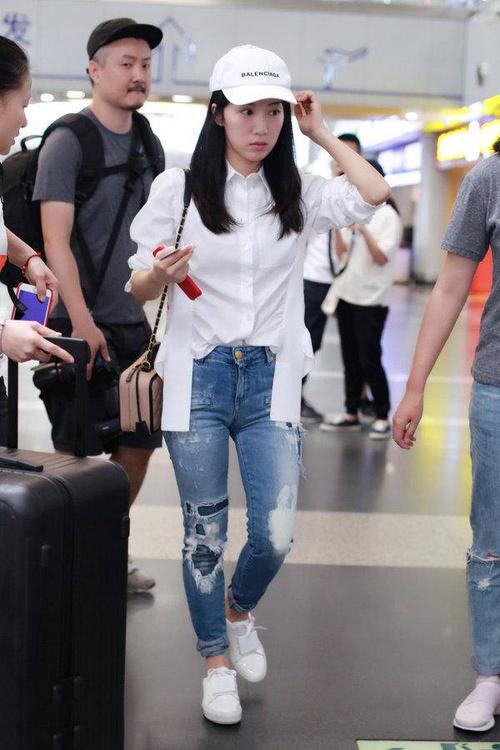 李念这牛仔裤太紧了吧?裆部看着真尴尬,网友:轮廓都看到了!