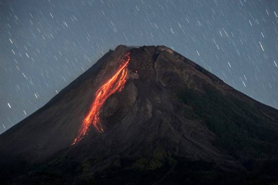 印尼最活跃火山喷发