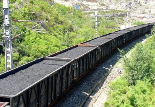 为什么火车运煤时,要不停地给煤炭洒水?看完涨知识了