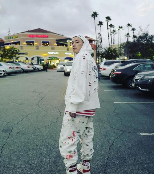 只知道jonyj有口臭,却不知道嘻哈王子的穿搭,早成标版