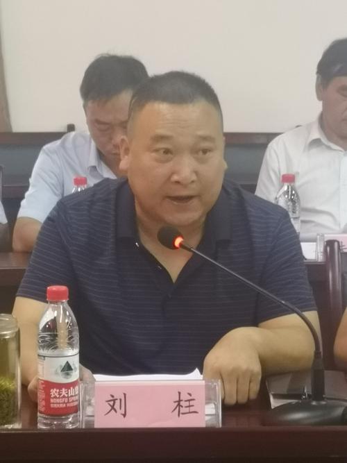 镇长刘柱宣读并讲解了《整县脱贫摘帽八仙镇总攻方案》.