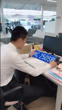 搞笑gif段子申请的车牌号下来了上路的话会被笑死吧