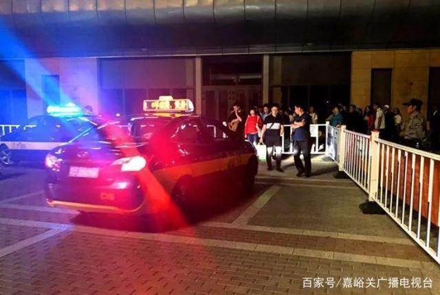 夜色柔美 人们享受着生活的美好 嘉峪关的公安民警 却依然忙碌穿梭于