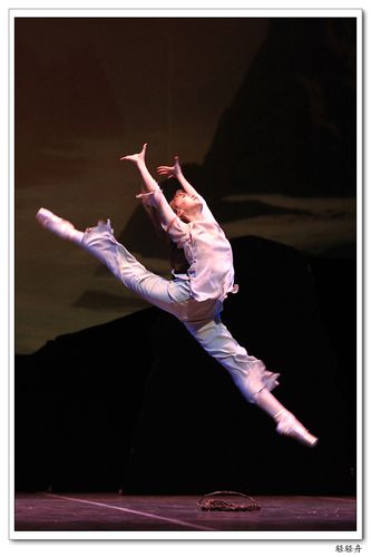 "国产芭蕾"《白毛女》 用足尖表现民族文化